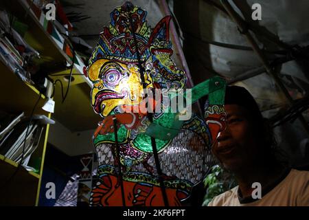 16 novembre 2022, Yogyakarta, région spéciale de Yogyakarta, Indonésie: Artiste marionnette, ISKANDAR HARDJODIMULJO (61) joue son "wayang uwuh" à Yogyakarta, Indonésie. Les « wayang uwuh », fabriqués à partir de déchets ménagers tels que les bouteilles d'eau minérale usagées, les emballages de nourriture en carton et le plastique, sont vendus pour 25 000 à 2 millions d'IDR. (Credit image: © Angga Budhiyanto/ZUMA Press Wire) Banque D'Images