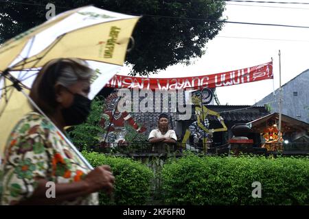 16 novembre 2022, Yogyakarta, région spéciale de Yogyakarta, Indonésie: L'artiste "wayang uwuh", ISKANDAR HARDJODIMULJO (61) pose chez lui à Yogyakarta, Indonésie. Les « wayang uwuh », fabriqués à partir de déchets ménagers tels que les bouteilles d'eau minérale usagées, les emballages de nourriture en carton et le plastique, sont vendus pour 25 000 à 2 millions d'IDR. (Credit image: © Angga Budhiyanto/ZUMA Press Wire) Banque D'Images