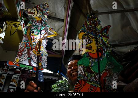 16 novembre 2022, Yogyakarta, région spéciale de Yogyakarta, Indonésie: Artiste marionnette, ISKANDAR HARDJODIMULJO (61) joue son "wayang uwuh" à Yogyakarta, Indonésie. Les « wayang uwuh », fabriqués à partir de déchets ménagers tels que les bouteilles d'eau minérale usagées, les emballages de nourriture en carton et le plastique, sont vendus pour 25 000 à 2 millions d'IDR. (Credit image: © Angga Budhiyanto/ZUMA Press Wire) Banque D'Images