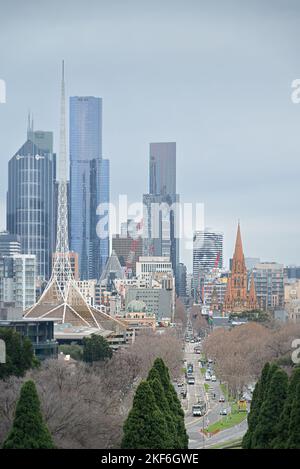 Melbourne, Victoria, Australie - VEW depuis Shrine of Remembrance le long de St Kilda Road et Swanston Street Banque D'Images
