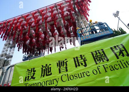 Suite à la fermeture de la foire du nouvel an lunaire (LNY), les travailleurs retirent la décoration de LNY établie plus tôt à Victoria Park , Causeway Bay; le gouvernement a annulé la foire annuelle à la suite des infections alimentées par Omicron. 15JAN22 SCMP / Felix Wong Banque D'Images