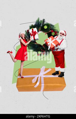 Image de collage vertical de père noël drôle vieilli fille assistant stand grand présent tenir boîte cadeau Noël couronne décor isolé sur fond créatif Banque D'Images