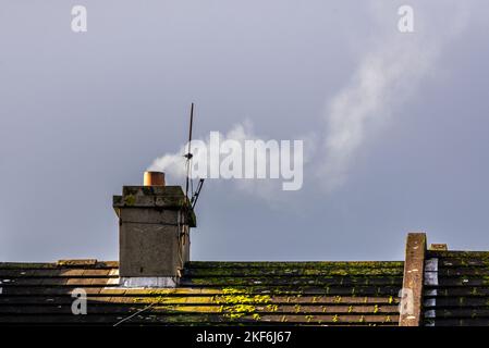 Fumée en provenance d'une cheminée en Irlande. Banque D'Images