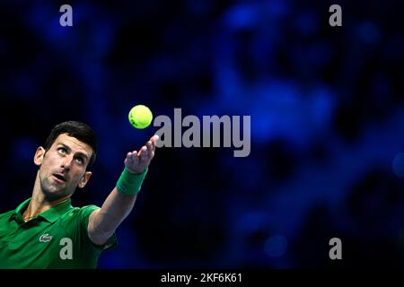 Turin, Italie. 16 novembre 2022. Novak Djokovic, de Serbie, sert lors de son match de vol rond contre Andrey Rublev, de Russie, au cours du quatrième jour des finales de Nitto ATP. Novak Djokovic remporte le match 6-4, 6-1. Credit: Nicolò Campo/Alay Live News Banque D'Images