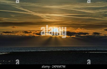 Coucher de soleil et de rayons à Llantwart Major Colhuw Beach sur la vallée de la côte de Glamourgan, au sud du pays de Galles Banque D'Images