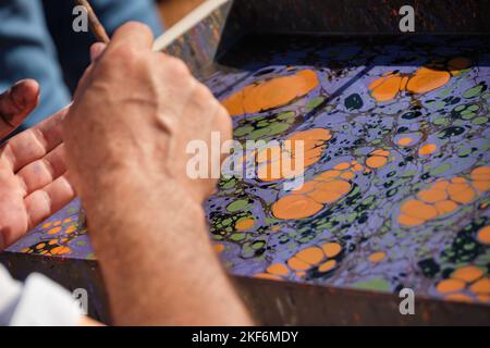 Ebru; Art turc traditionnel de la peinture sur l'eau, marbrure de papier Banque D'Images