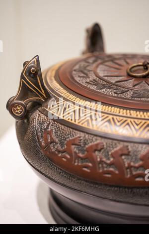 Un gros plan d'une magnifique poterie traditionnelle chinoise Banque D'Images