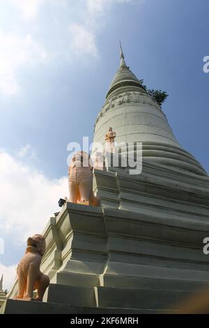 Matin à Wat Phnom dans la ville de Phnom Penh au Cambodge avec un ciel bleu Banque D'Images