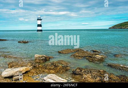 Phare de Penmon au large de la côte d'Anglesey, Gwynedd, au nord du pays de Galles. Entre Black point près de Penmon et Ynys Seiriol, ou Puffin Island, Banque D'Images