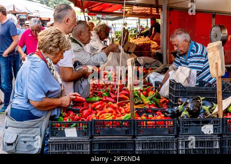 Les gens de la région achètent des légumes frais au marché des produits, Ortigia, Syracuse (Syracuse), Sicile, Italie. Banque D'Images