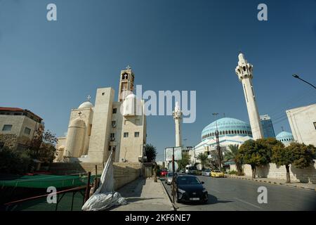 Une église chrétienne et une mosquée islamique moderne à côté l'une de l'autre à Amman, en Jordanie. L'église contemporaine et l'architecture islamique. Banque D'Images