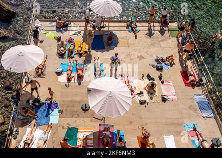 Une plate-forme de bains de soleil, Ortigia, Syracuse (Syracuse), Sicile, Italie Banque D'Images