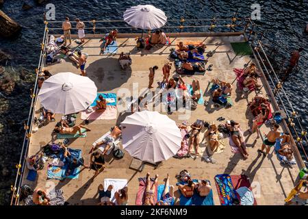 Une plate-forme de bains de soleil, Ortigia, Syracuse (Syracuse), Sicile, Italie Banque D'Images