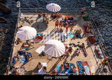 Une plate-forme de bains de soleil, Ortigia, Syracuse (Syracuse), Sicile, Italie Banque D'Images