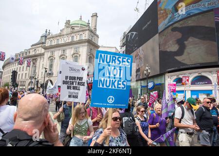 Les participants se réunissent et défilent au cours de la manifestation "We Demand Better" organisée par le TUC dans un contexte de hausse du coût de la vie à Londres. Banque D'Images