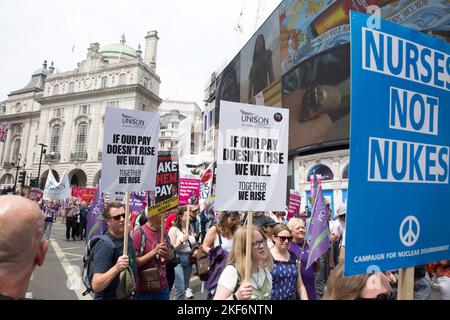 Les participants se réunissent et défilent au cours de la manifestation "We Demand Better" organisée par le TUC dans un contexte de hausse du coût de la vie à Londres. Banque D'Images