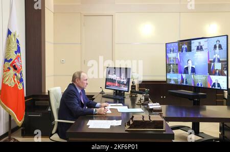 Moscou, Russie. 16th novembre 2022. Le président russe Vladimir Poutine préside une réunion vidéo avec des représentants du gouvernement pour discuter des questions financières de la résidence officielle de l'État à Novo-Ogaryovo, 16 novembre 2022, en dehors de Moscou, en Russie. Credit: Mikhail Metzel/Kremlin Pool/Alamy Live News Banque D'Images