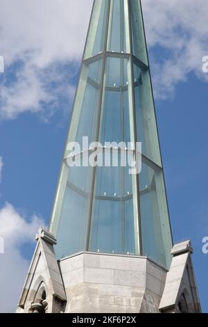 L'ancienne église St James fait maintenant partie de la distillerie Pearse Lyons et d'une attraction touristique à Dublin, en Irlande. Une flèche de verre. Banque D'Images