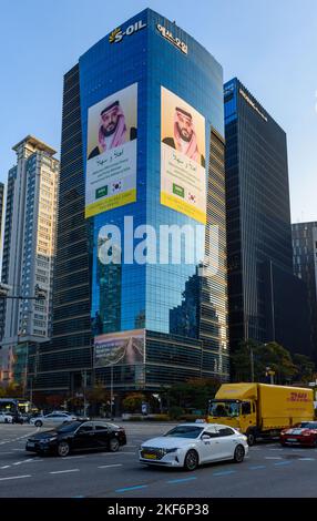 Séoul, Corée du Sud. 16th novembre 2022. La publicité de S-Oil accueillant la visite du prince héritier saoudien Mohammed ben Salman en Corée du Sud est accrochée sur le mur extérieur du siège du raffineur pétrolier appartenant à Aramco à Séoul. Un jour avant sa visite à Séoul pour rencontrer les chefs des principaux conglomérats de Corée du Sud en relation avec des projets de construction à Neom, un projet de ville intelligente saoudienne supervisé par le prince héritier. (Image de crédit : © Kim Jae-Hwan/SOPA Images via ZUMA Press Wire) Banque D'Images