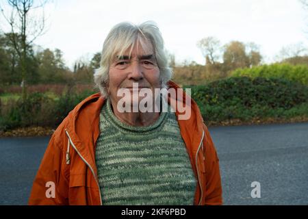 Harefield, Royaume-Uni. 16th novembre 2022. Le musicien Peter Lucas du groupe The Troggs. Une manifestation pour la justice aquatique Stop HS2 a eu lieu aujourd'hui à Harefield, près du canal de Grand Union, en présence des résidents locaux et des manifestants Stop HS2. Sarah Green, du Hillingdon Green Party, a expliqué comment la station de pompage d'eau de Blackford a été fermée en raison du projet de chemin de fer à grande vitesse 2 HS2 et que la source d'eau locale qui fournit une partie de l'eau potable de Londres dans laquelle HS2 ont été forées L'aquifère de craie pour la construction des viaducs de chemin de fer de HS2. Stonehenge S. Banque D'Images