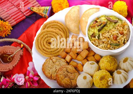 Diwali snacks Diwali faral, Diwali collations sucrées et salées spéciales, Festival snacks de Maharashtra, Inde. Banque D'Images