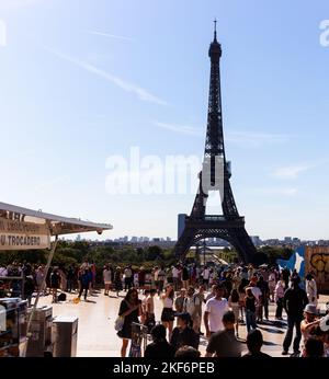 Paris, France - 16 juillet 2022 : touristes sur le site du Trocadéro avec la Tour Eiffel en arrière-plan, Paris. France Banque D'Images