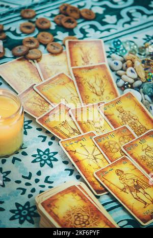 Cartes Tarot sur la table. Mise au point sélective. Magique. Banque D'Images