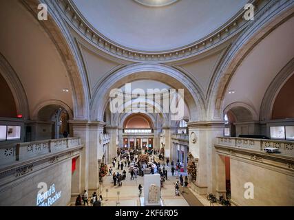 New York, NY - octobre 2022 : la Grande salle du Metropolitan Museum of Art, en regardant depuis la galerie du deuxième étage. Banque D'Images