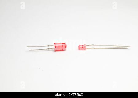 Deux LED rouges (diodes électroluminescentes) sur fond blanc. Banque D'Images