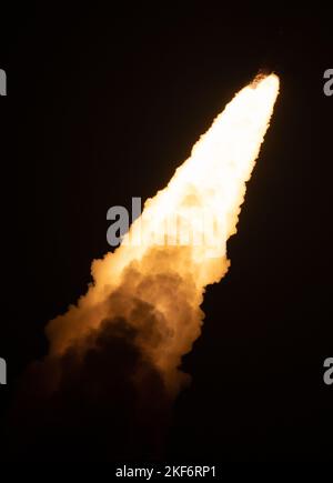 Floride, États-Unis, 16/11/2022, la fusée Space Launch System de la NASA transportant le vaisseau spatial Orion lance l'essai en vol Artemis I, le mercredi 16 novembre 2022, à partir du Launch Complex 39B au Kennedy Space Center de la NASA en Floride. La mission Artemis I de la NASA est le premier essai en vol intégré des systèmes d'exploration spatiale profonde de l'agence : l'engin spatial Orion, la fusée SLS (Space Launch System) et les systèmes au sol. SLS et Orion ont été lancés à, à partir du Launch Pad 39B au Kennedy Space Center. Crédit obligatoire : Joel Kowsky/NASA via CNP/MediaPunch Banque D'Images