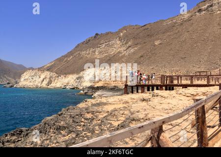 23 mars 2022 - Al Mughsail près de Salalah, Oman : les gens admirent les trous d'éruption Banque D'Images