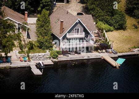 Lions Lookout, Huntsville, Ontario, Canada - vue sur les chalets le long du lac Fairy, août 2021 Banque D'Images