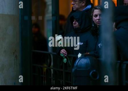 Paris, France, 16/11/2022. Marche blanche en hommage à Lola, une française de 12 ans tuée par un clandestin algérien à Paris, il y a un mois. Hommage organisé avec les parents et la famille de Lola. Pierre Galan/Alamy Live News Banque D'Images