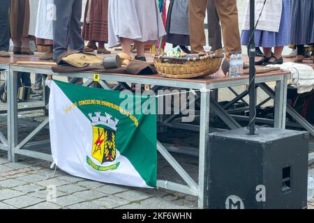Les Portugais dansant sur une scène avec des costumes traditionnels dans l'ancienne place Alfama à Lisbo Banque D'Images