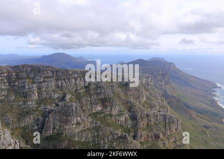 Une vue générale des sauts arrière de Table Mountain vus dans la lumière du soir. Le Cap en Afrique du Sud. Banque D'Images