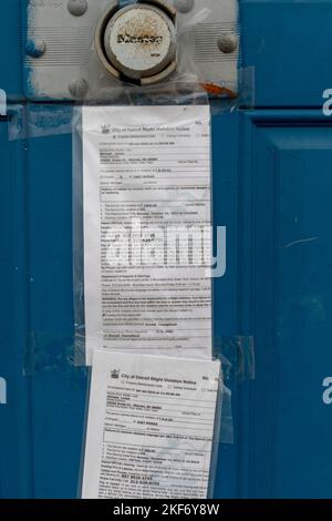 Detroit, Michigan - les avis de violation Blight sont collés à la porte d'un immeuble commercial vacant du côté est de Detroit. Banque D'Images