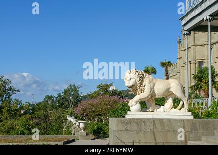 Sculpture en marbre de lion dans le parc public de Vorontsov près du portail sud 'Alhambra' du palais de Vorontsov, Crimée, Russie. Banque D'Images