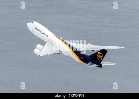 Décollage d'un Boeing 747-8F UPS Cargo. Départ avion de cargo UPS Cargo 747. Plan N607UP. Banque D'Images