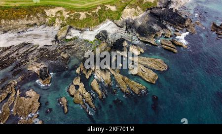 Rochers sur la côte irlandaise, vue de dessus. La côte de l'océan Atlantique. Nature de l'Europe du Nord. Côte des Rocheuses. Photo aérienne. Banque D'Images