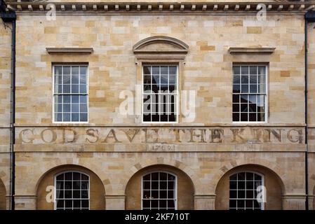 God Save the King a effacé le lettrage de British National Athem ou Royal Anthem en date de 1769 à l'hôtel de ville de Stratford-upon-Avon Angleterre Grande-Bretagne ou Royaume-Uni Banque D'Images