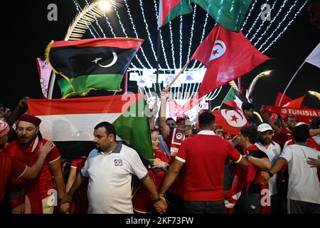 Doha, Qatar. 16th novembre 2022. Les fans de football défilent à travers la Corniche. Le 20.11.2022, la coupe du monde commence par le match d'ouverture. Credit: Federico Gambarini/dpa/Alay Live News Banque D'Images