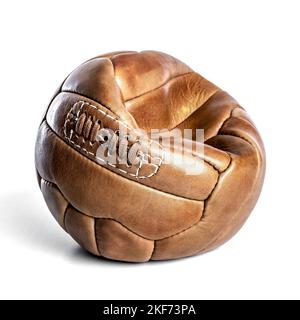 ballon de football dégonflé sur fond blanc. Banque D'Images