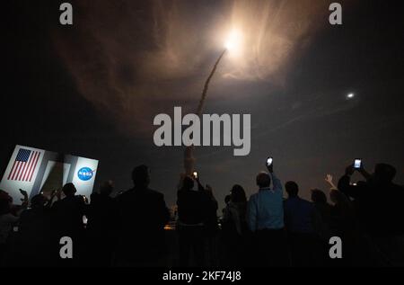 Cape Canaveral, Floride, États-Unis. 16th novembre 2022. Les invités regardent le lancement de la fusée Space Launch System de la NASA transportant l'engin spatial Orion lors de l'essai en vol Artemis I, à partir du bâtiment d'opérations et de soutien II du Kennedy Space Center. La nouvelle fusée lunaire de la NASA s'est lancée lors de son premier vol, ce qui a permis aux États-Unis de faire un grand pas en avant en replaçant les astronautes sur la surface lunaire pour la première fois depuis la fin du programme Apollo il y a 50 ans. Artemis i est le premier essai en vol intégré des systèmes d'exploration spatiale profonde de l'agence : l'engin spatial Orion, le système de lancement spatial (SLS) Banque D'Images