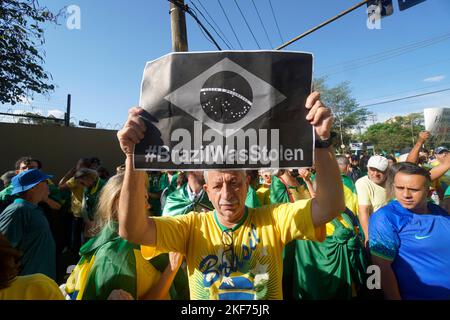 Sao Paulo, Brésil. 15th novembre 2022. Les partisans du président brésilien Jair Bolsonaro participent à une manifestation contre les résultats des élections de deuxième tour, devant le quartier général de l'armée. De nombreux Brésiliens se sont réunis devant le quartier général de l'armée à Rio de Janeiro, à Brasilia et dans d'autres villes, demandant l'intervention militaire pour empêcher le président élu de gauche Luiz Inacio Lula da Silva de prendre le pouvoir l'année prochaine. (Image de crédit : © Cris Faga/ZUMA Press Wire) Banque D'Images