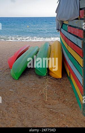 Cabane de sports nautiques avec kayaks / canoës. Couleurs vives. Plage d'Anaxos, Lesbos, Grèce. Octobre 2022. Automne. Banque D'Images