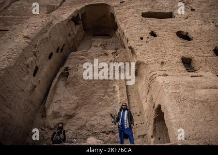 Bamyan, Afghanistan. 15th novembre 2022. Deux combattants talibans patrouillent sur le site où une statue de Bouddha monumentale de 38 mètres de haut a été sculptée sur le côté d'une falaise à Bamyan. Deux statues massives de bouddha avec la plus petite atteignant 38 et la plus grande atteignant 55 mètres où construit vers 600 ce et plus tard détruit par les talibans avec la dynamite sur plusieurs semaines, à partir du 02 mars 2001. Credit: Oliver Weiken/dpa/Alay Live News Banque D'Images