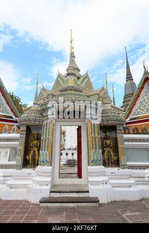 Entrée à la partie intérieure du temple bouddhiste Wat Pho à Bangkok, Thaïlande. Toits décorés et ciel bleu avec des nuages blancs Banque D'Images