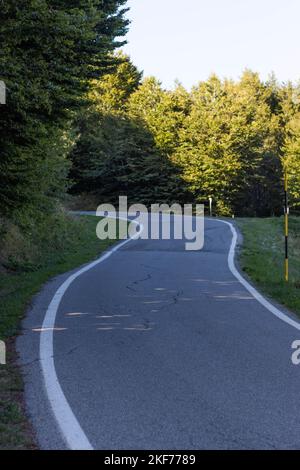 Paysage de route de montagne Parc Toscano Emiliano dans la province de Parme, Italie Banque D'Images