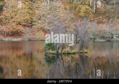 Réflexions d'automne sur Llyn Mair, (Mary's Lake) Nord du pays de Galles, Parc national de Snowdonia par Une belle journée d'automne Banque D'Images