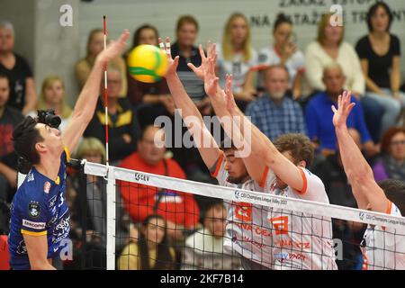 Karlovy Vary, République tchèque. 16th novembre 2022. (G-D) Alessandro Michieletto de Trentin, Kewin Sasak, James Weir et Martti Juhkami de Karlovarsko en action pendant le match de deuxième tour de la Ligue des champions de volley-ball masculin de la Ligue D VK CEZ Karlovarsko contre Trentino ITA à Karlovy Vary, République Tchèque, 16 novembre 2022. Crédit: Slavomir Kubes/CTK photo/Alamy Live News Banque D'Images